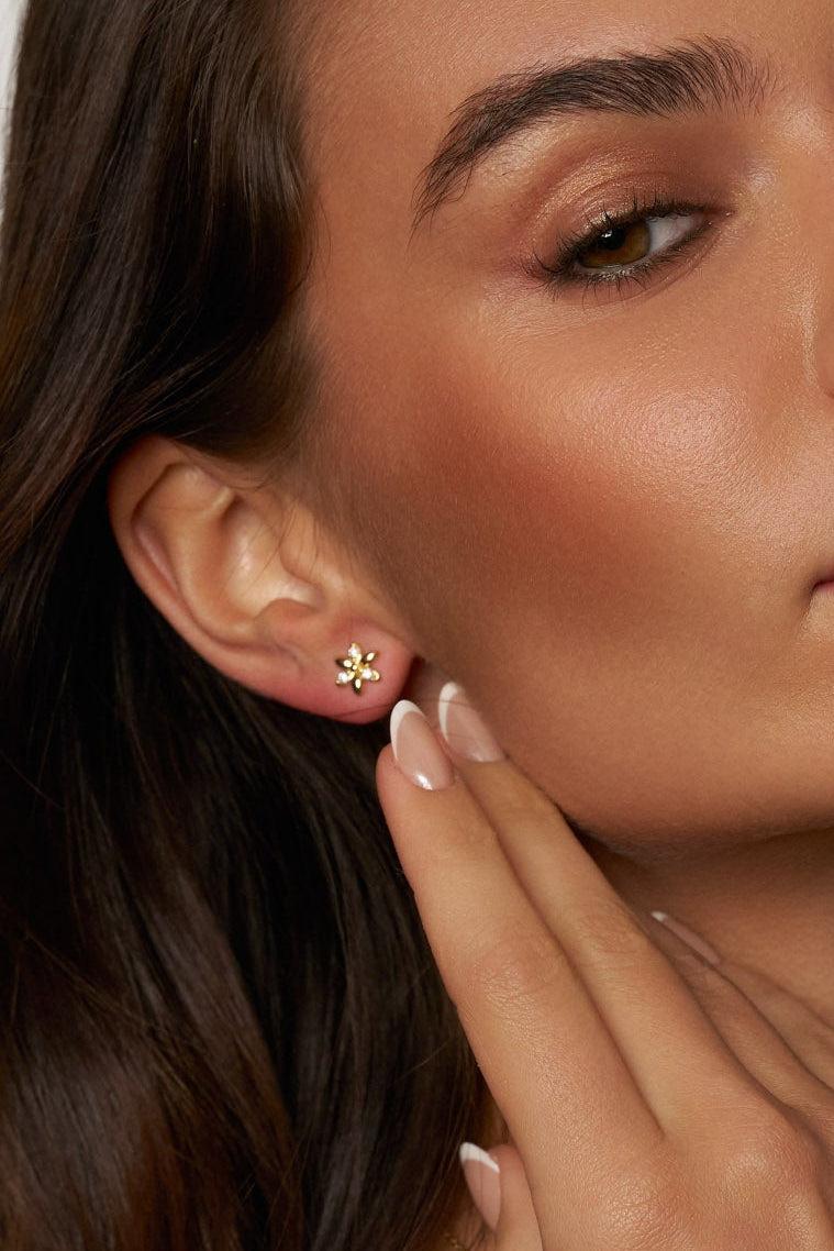 Brinco Florzinha de Moissanite com Banho de Ouro Blossom