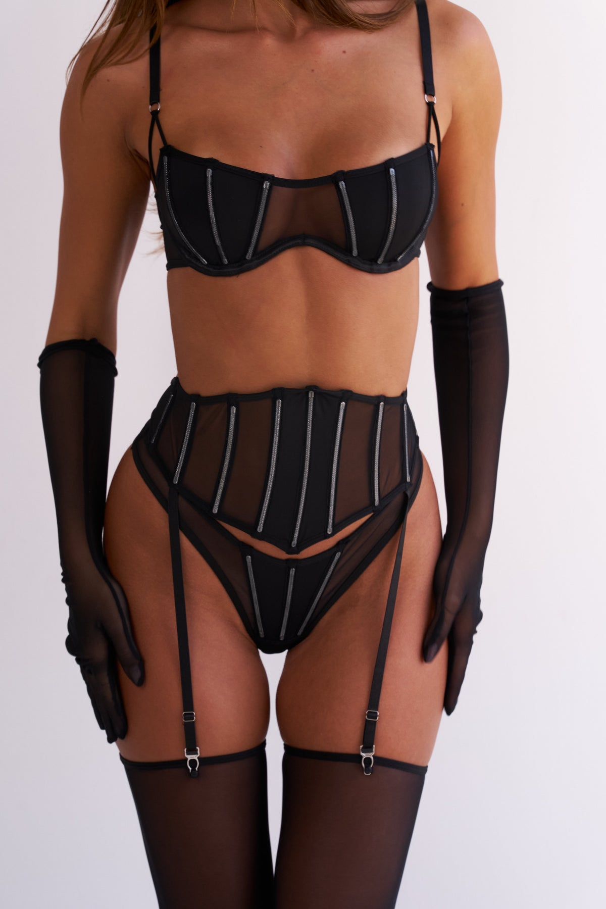 Conjunto de Renda Brilhante com Cinta-Liga e Luvas Cataleya
