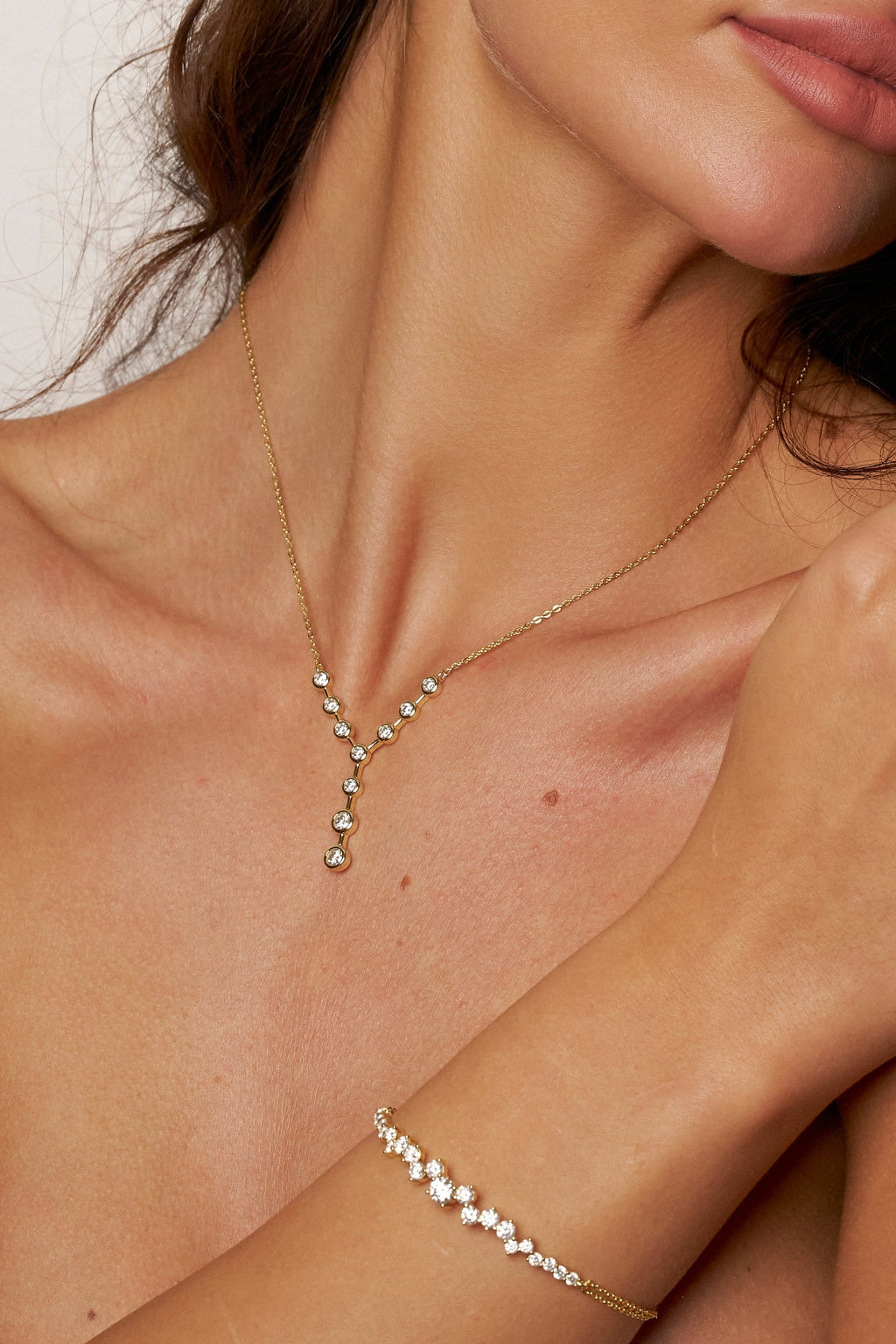 Colar Gravatinha de Moissanite com Banho de Ouro Celeste