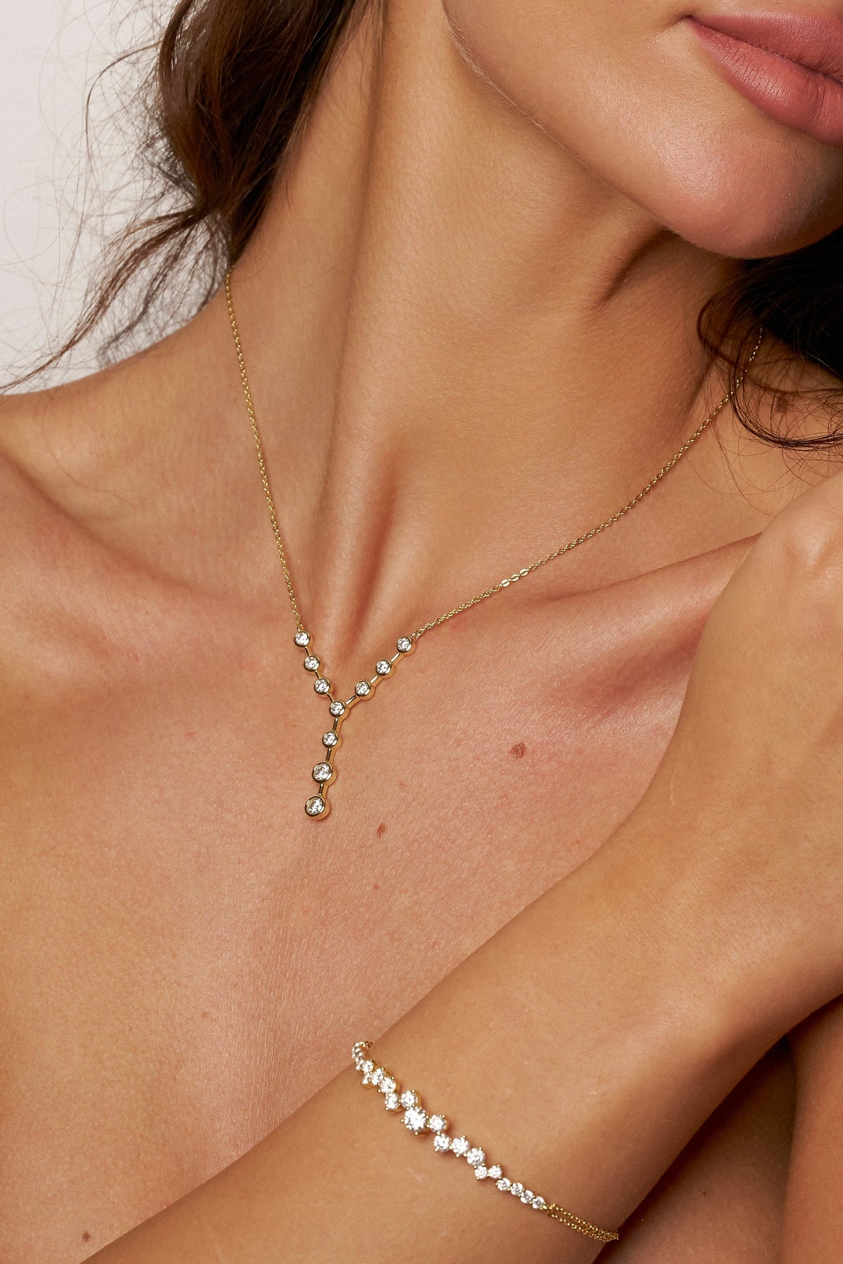 Colar Gravatinha de Moissanite com Banho de Ouro Celeste