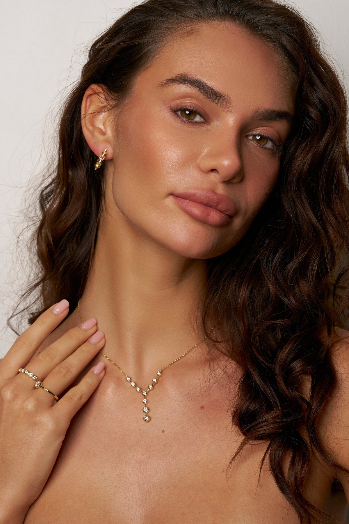 Colar Gravatinha de Moissanite com Banho de Ouro Celeste