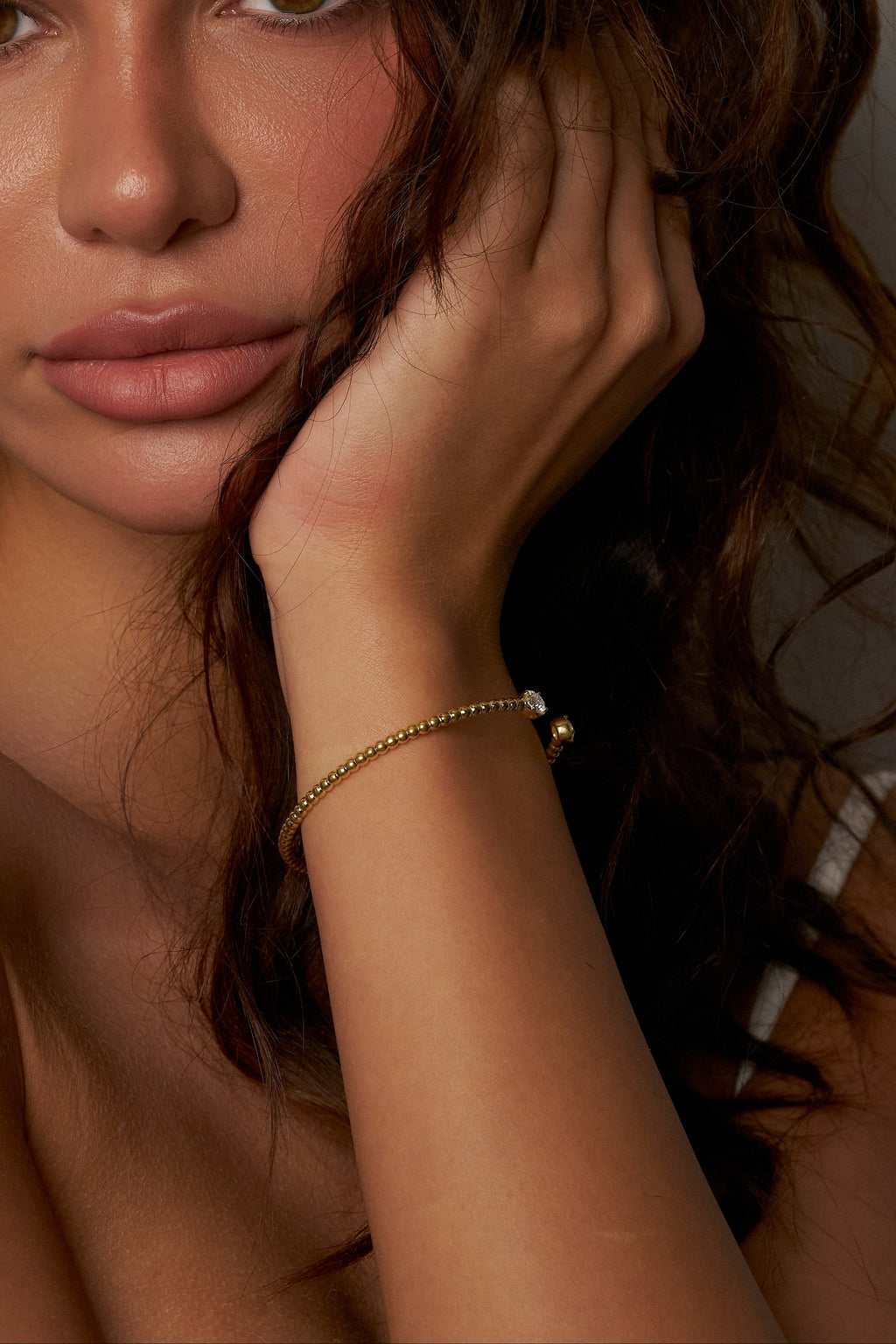 Bracelete Aberto Esferas com Moissanite e Banho de Ouro Elara