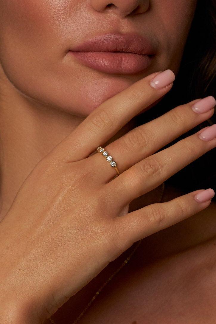Anel Cinco Pedras de Moissanite com Banho de Ouro