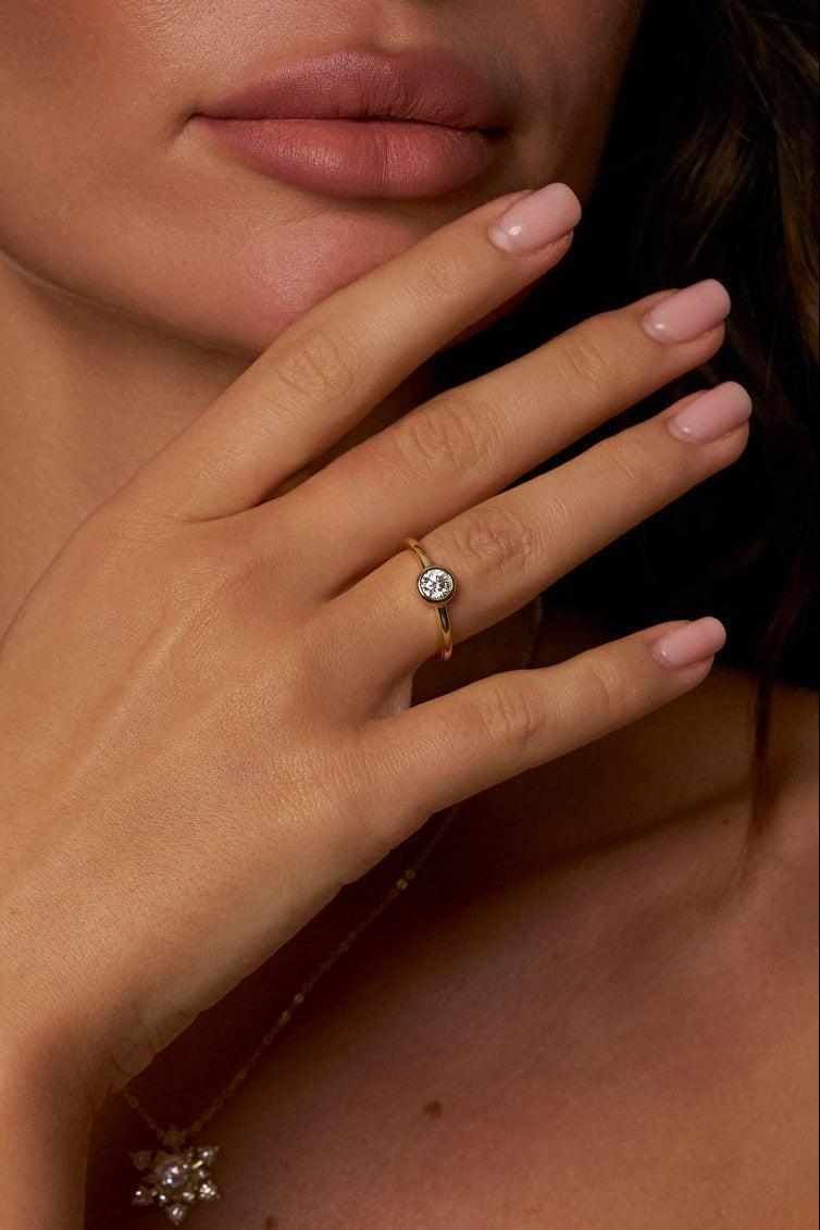 Anel Solitário de Moissanite Aro Liso com Banho de Ouro Infinity