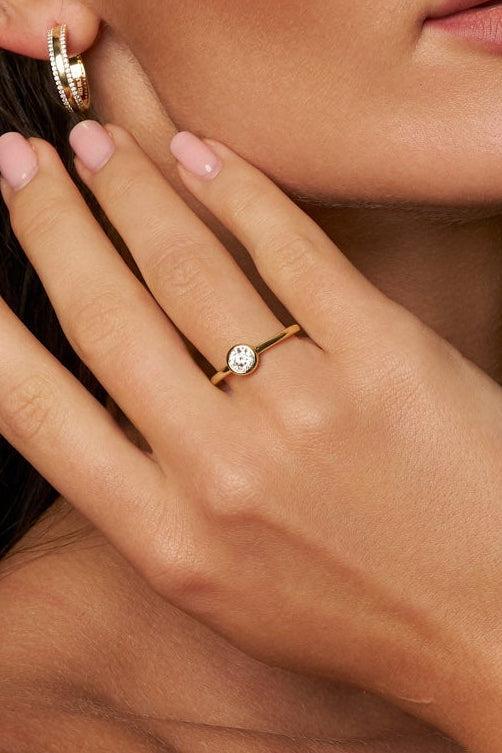 Anel Solitário de Moissanite Aro Liso com Banho de Ouro Infinity