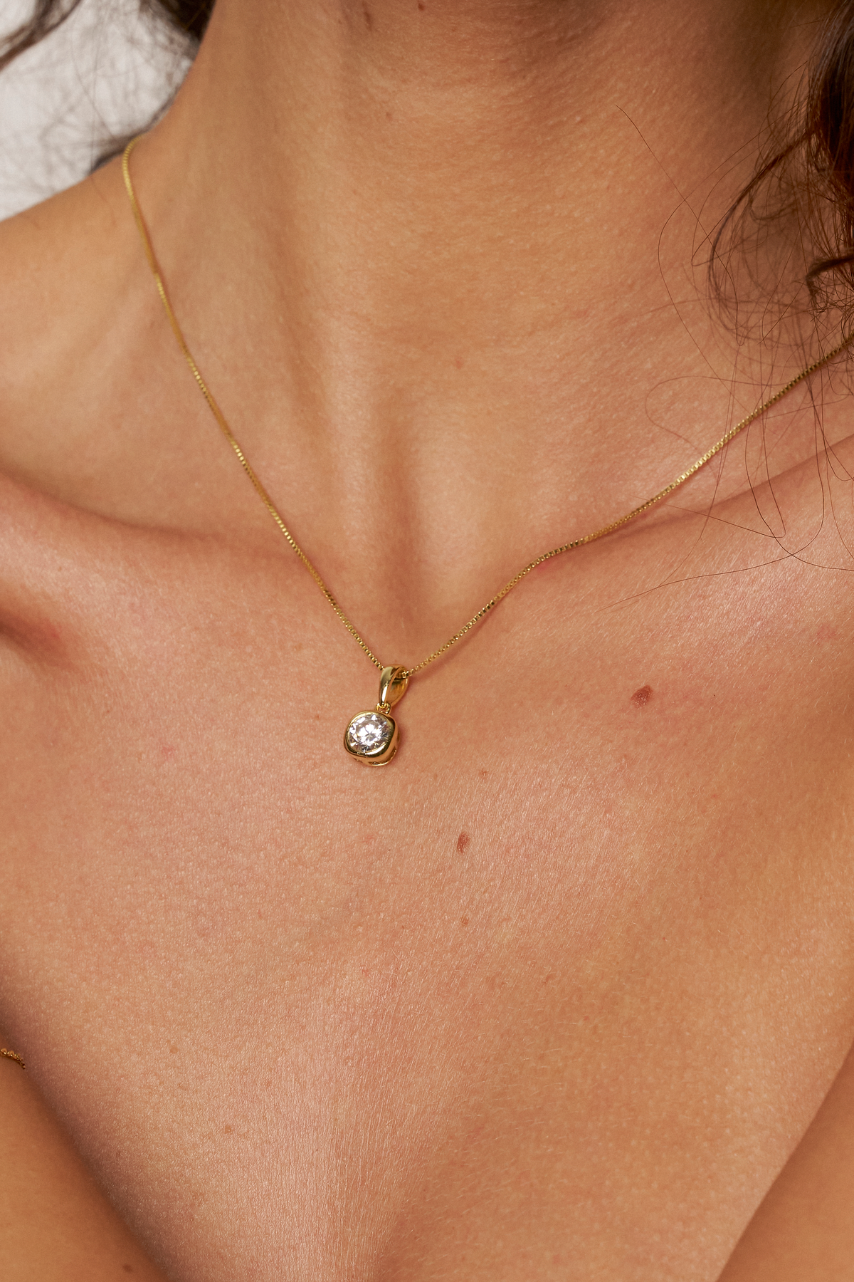 Colar Ponto de Luz de Moissanite 1 Quilate com Banho de Ouro Radiante