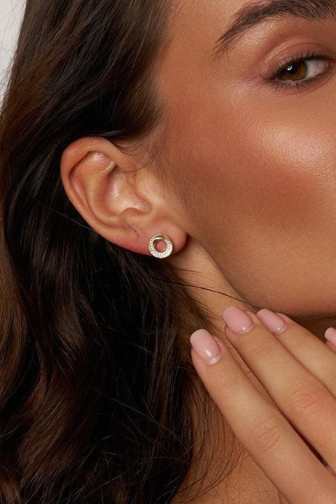 Brinco Círculo Cravejado de Moissanite com Banho de Ouro Talia