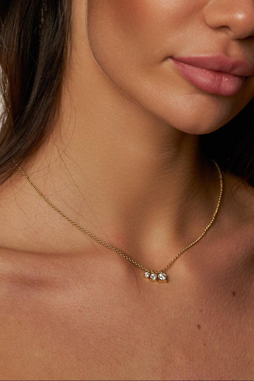 Colar Trilogia de Moissanite com Banho de Ouro Trinity