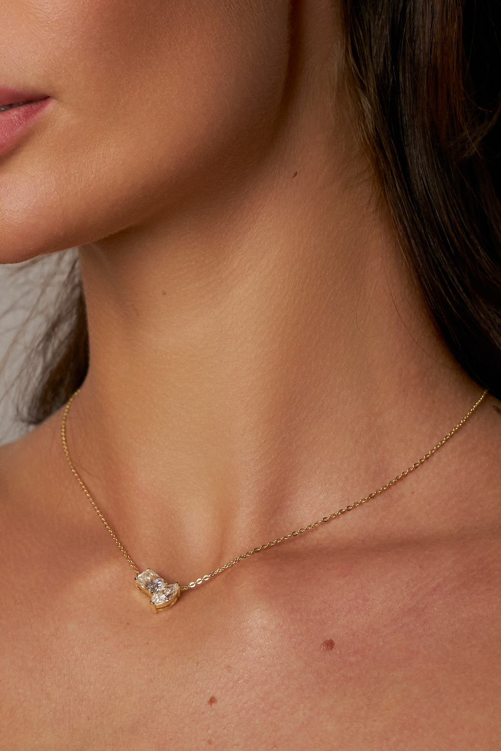 Colar Duas Pedras de Moissanite com Banho de Ouro Chama Gêmea