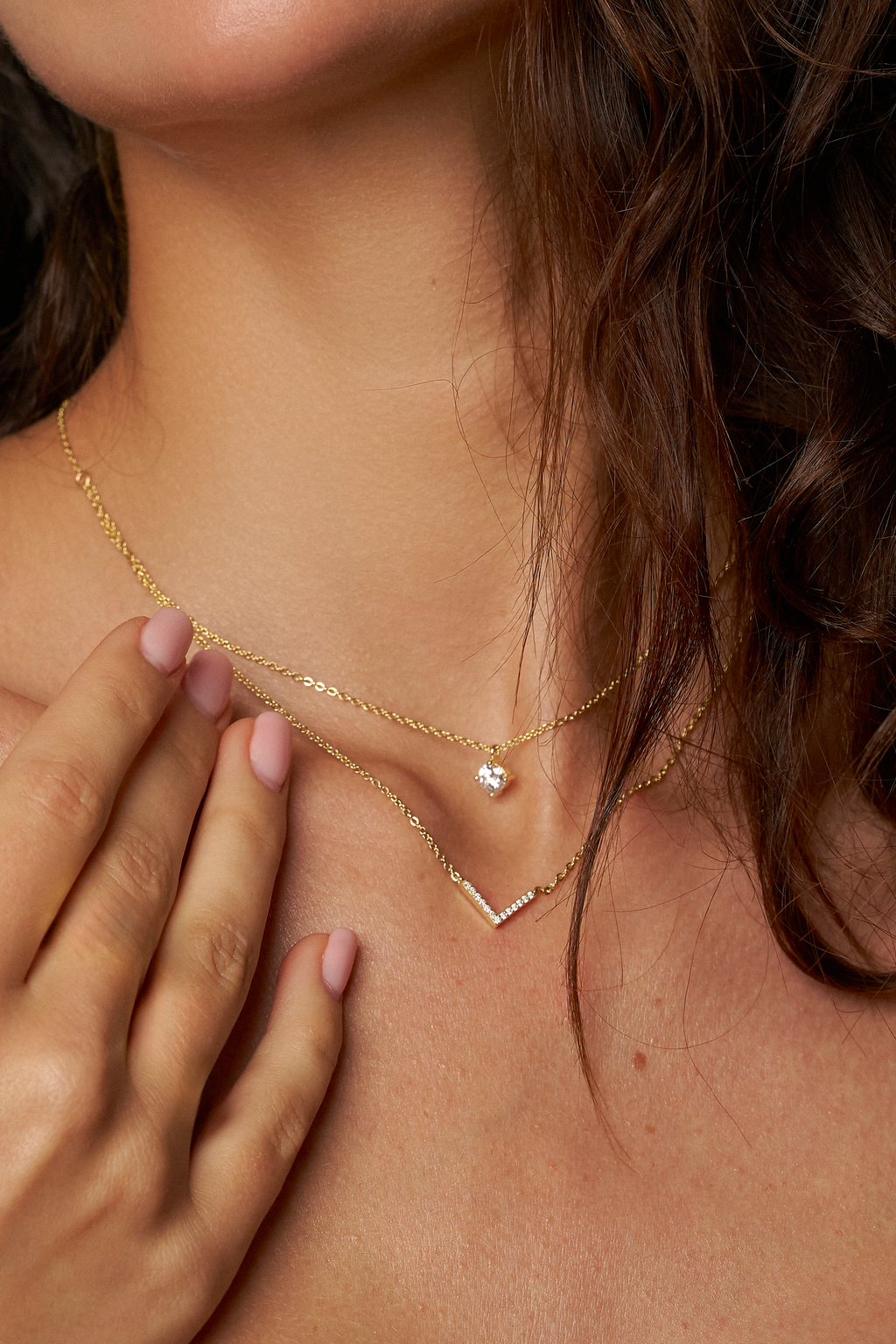 Colar em V Cravejado de Moissanite com Banho de Ouro