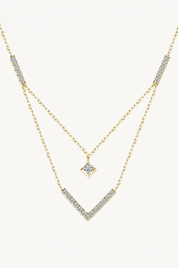 Colar em V Cravejado de Moissanite com Banho de Ouro